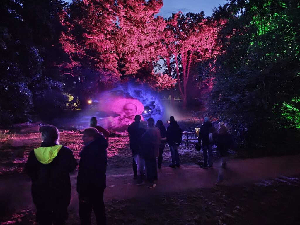Sorbische Projektionen (Motiv Muskauer Tracht)  beim Parkfest Kromlau / Foto: Daniel Häfner